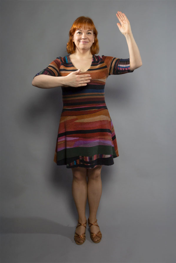 Ohjaaja Kirsi Tarvainen ryhdikkäässä tanssiasennossa